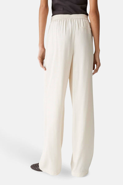 Pantalon écru par OPUS, avec taille élastique et coupe ample, vue de dos.
