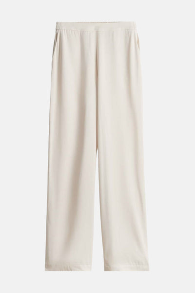 Pantalon écru par OPUS, coupe ample et jambe droite sur fond neutre.