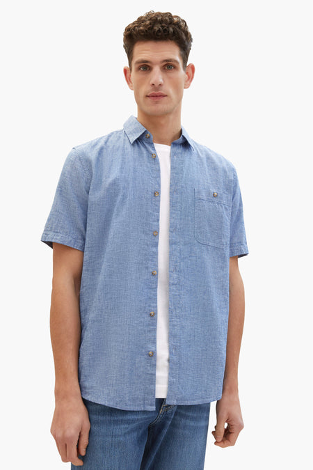 Blauw overhemd met korte mouwen van Tom Tailor, van linnen met een borstzak en knopen.