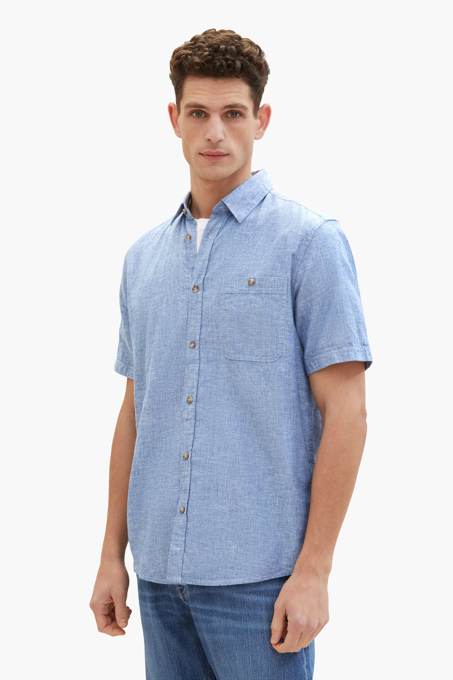 Chemise bleue à manches courtes de Tom Tailor, en lin avec une poche poitrine et boutons.