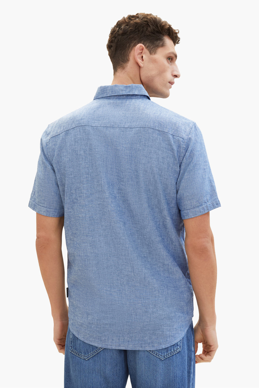 Blauw linnen overhemd met korte mouwen van Tom Tailor, achterkant, gedragen met een spijkerbroek.