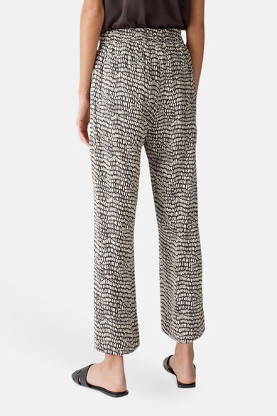 Pantalon imprimé marron par OPUS, avec un motif tacheté noir et une coupe décontractée.