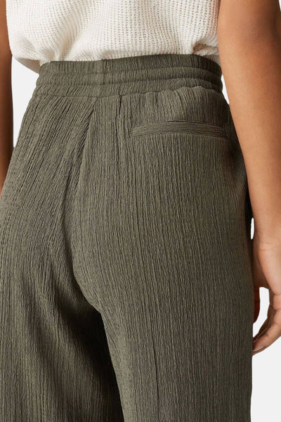 Pantalon kaki par OPUS, avec une texture plissée et une poche arrière discrète.