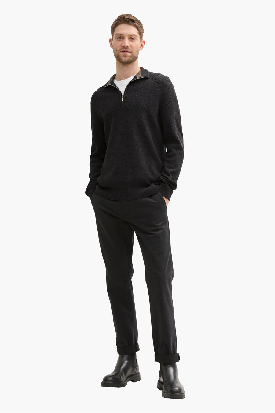 Pull gris by Tom Tailor avec un zip, porté avec un t-shirt blanc, un pantalon noir et des bottines en cuir noires.