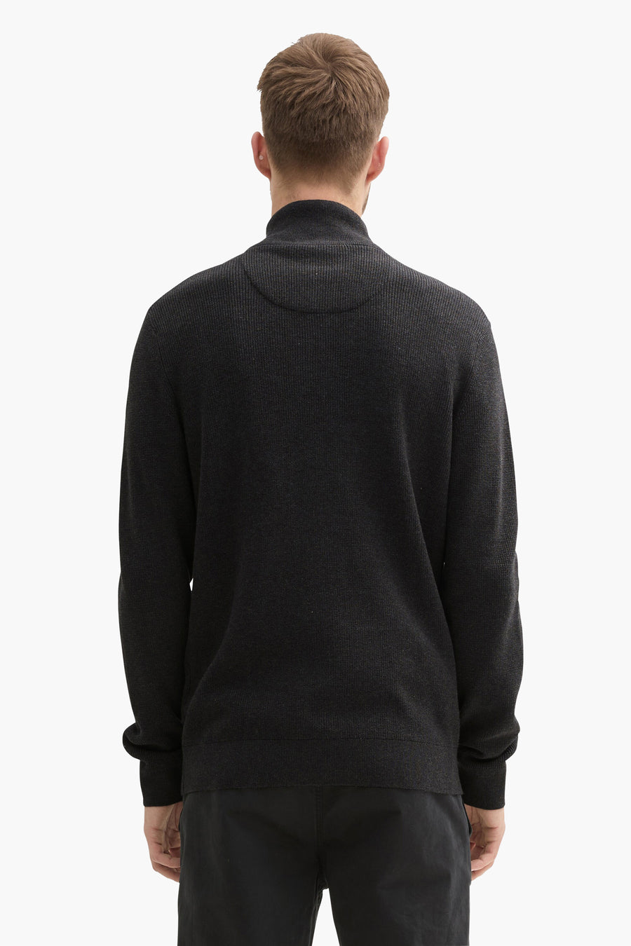 Grijze trui van Tom Tailor, achterkant, met opstaande kraag en gebreide textuur, gedragen met een zwarte broek.