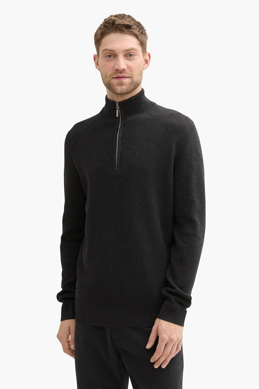 Grijze trui met col van Tom Tailor, met ritssluiting, gedragen met een zwarte broek.