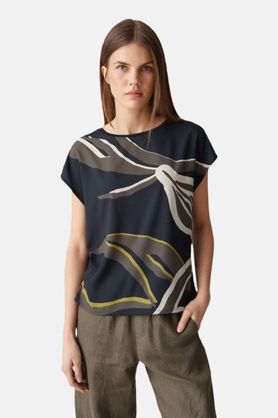 Blauwe blouse met korte mouwen van OPUS, met witte, bruine en gele abstracte patronen.
