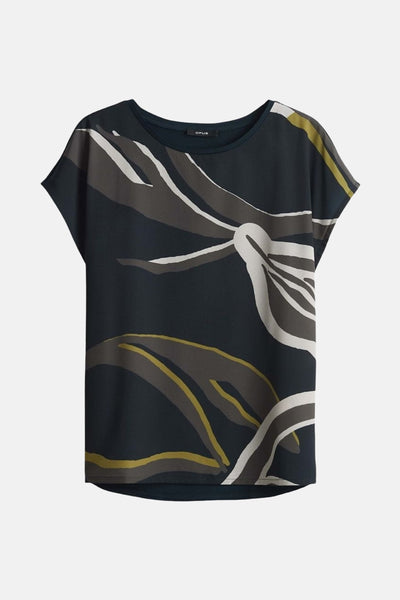Blouse bleue à manches courtes de OPUS, avec motifs abstraits blancs, bruns et jaunes.
