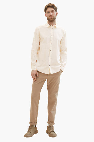 Ecru overhemd met lange mouwen van Tom Tailor, gedragen met een bruine chino en sneakers.
