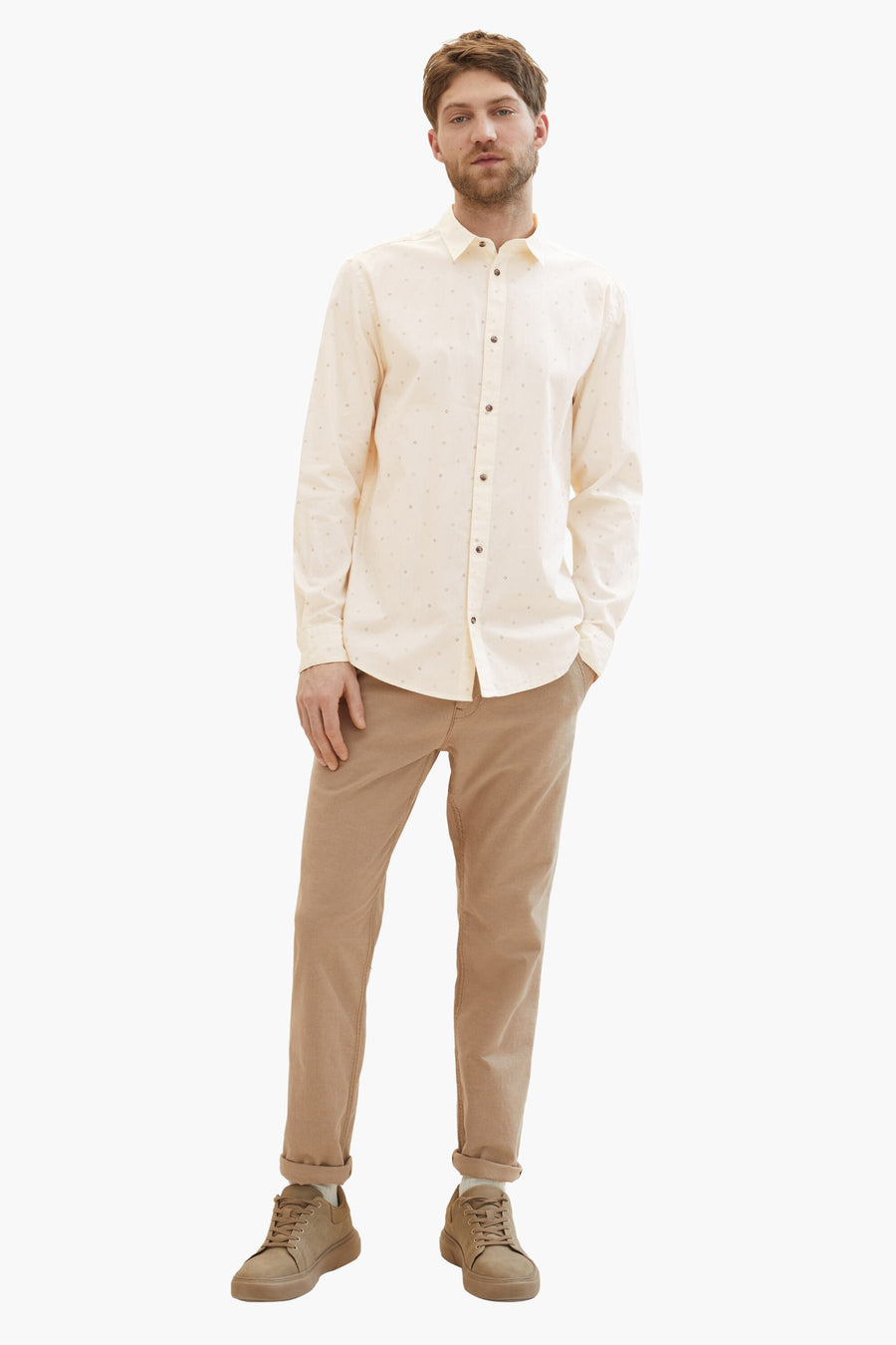 Ecru overhemd met lange mouwen van Tom Tailor, gedragen met een bruine chino en sneakers.