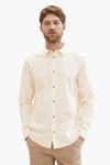 Ecru overhemd met lange mouwen van Tom Tailor, met discreet ruitpatroon, gedragen met een beige broek.
