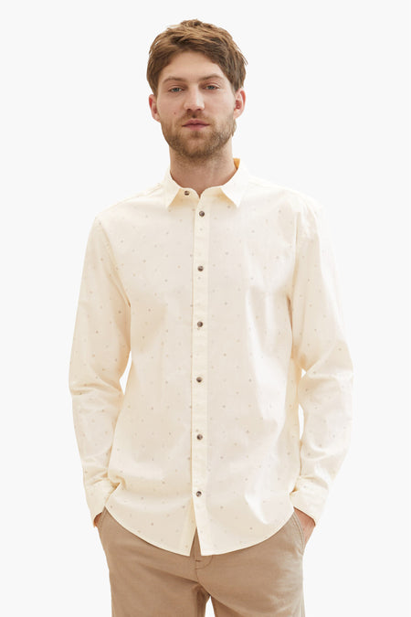 Chemise à manches longues écrue de Tom Tailor, à motif losanges discrets, portée avec un pantalon beige.