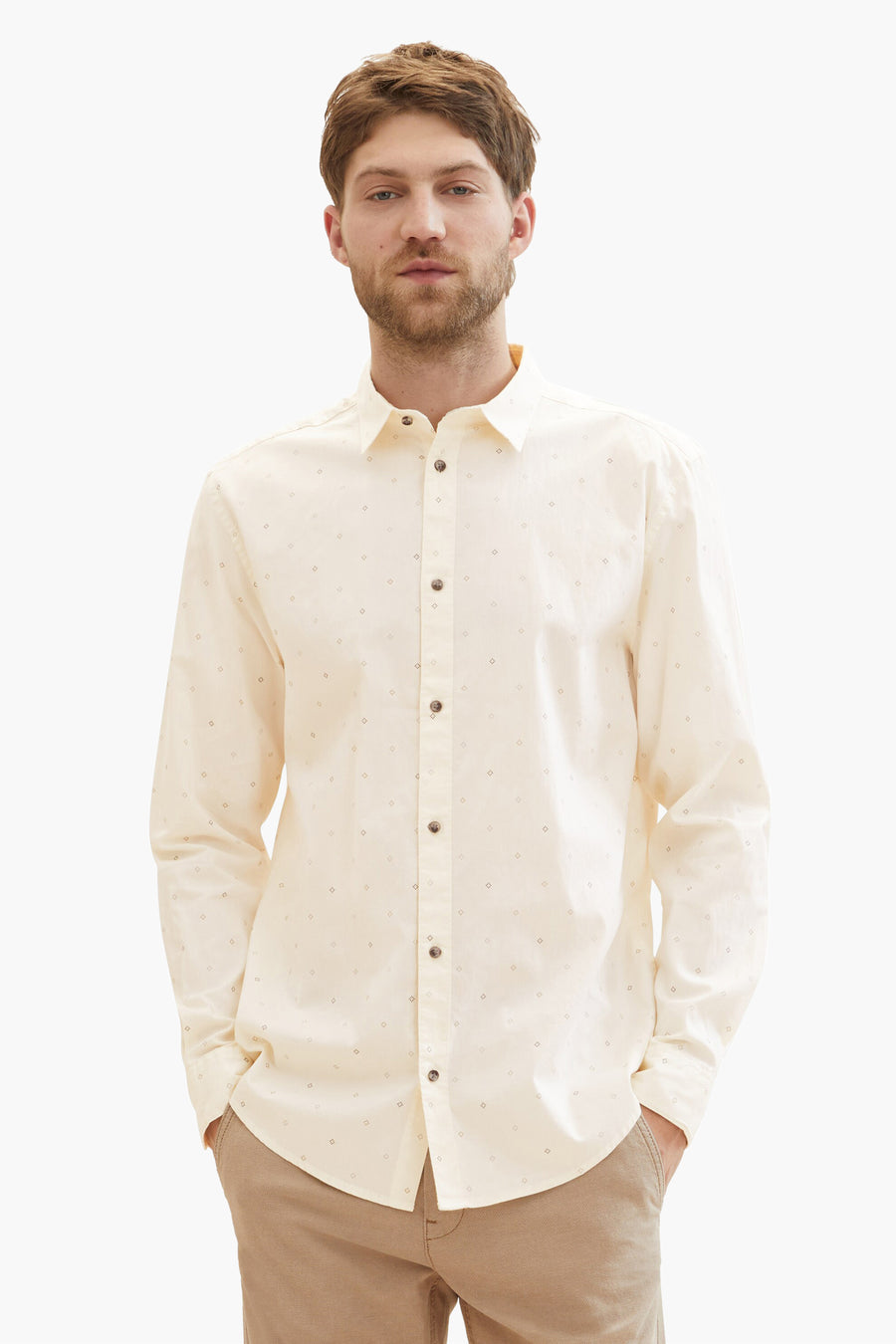 Ecru overhemd met lange mouwen van Tom Tailor, met discreet ruitpatroon, gedragen met een beige broek.