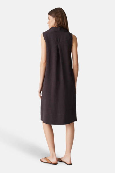 Robe brune OPUS, sans manches, avec un col chemise, vue de dos, portée avec des sandales.
