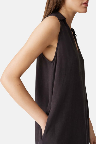Bruine jurk van OPUS, casual stijl, met kraag en mouwloos, hand in zak.