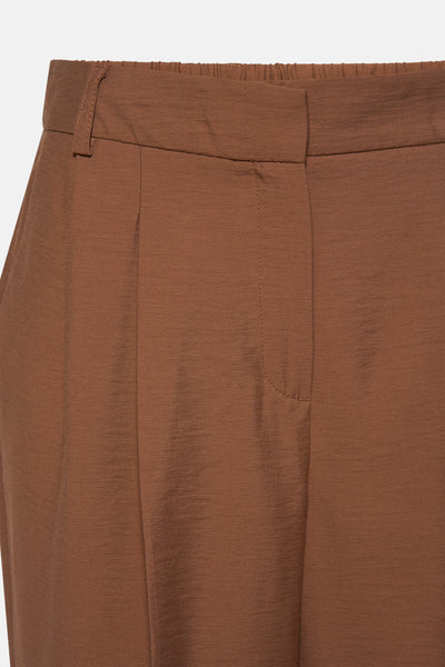 Bermuda brun de OPUS avec ceinture élastique, passants et plis sur le devant.