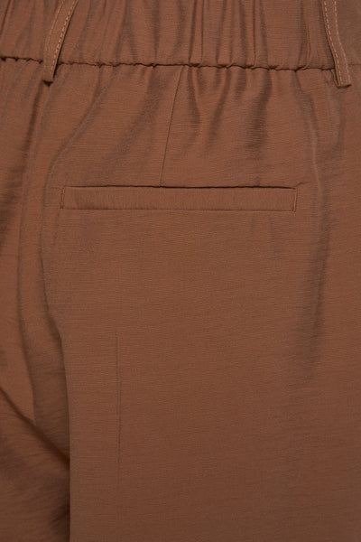 OPUS bruine bermuda met een paspelzak achter en een geplooide elastische tailleband.