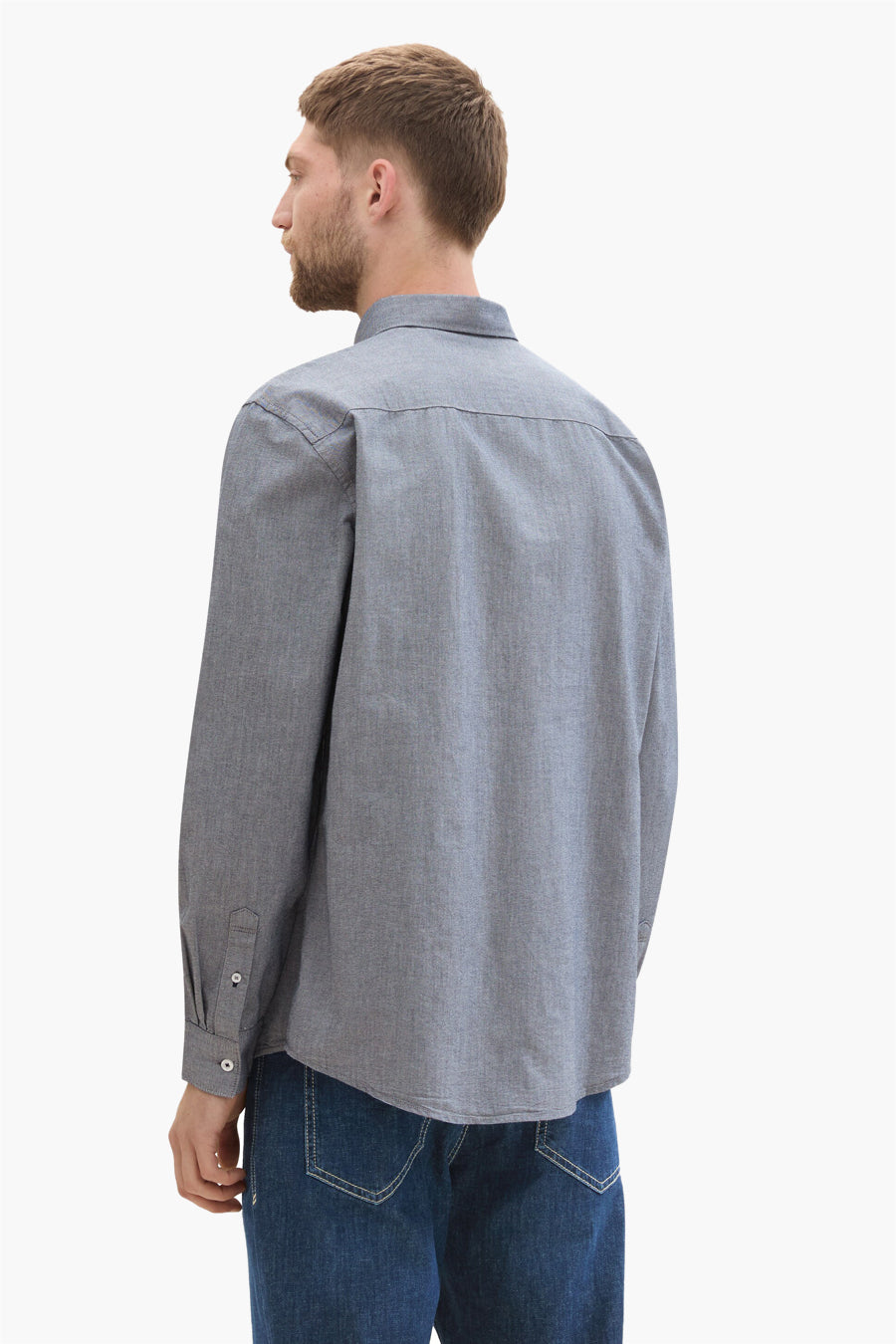 Chemise à manches longues bleu, de Tom Tailor, avec des détails texturés et une coupe décontractée, vue de dos.