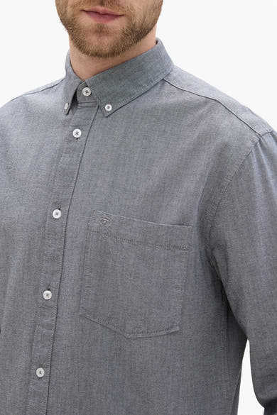Chemise à manches longues bleue de Tom Tailor, avec poche poitrine et boutons blancs.