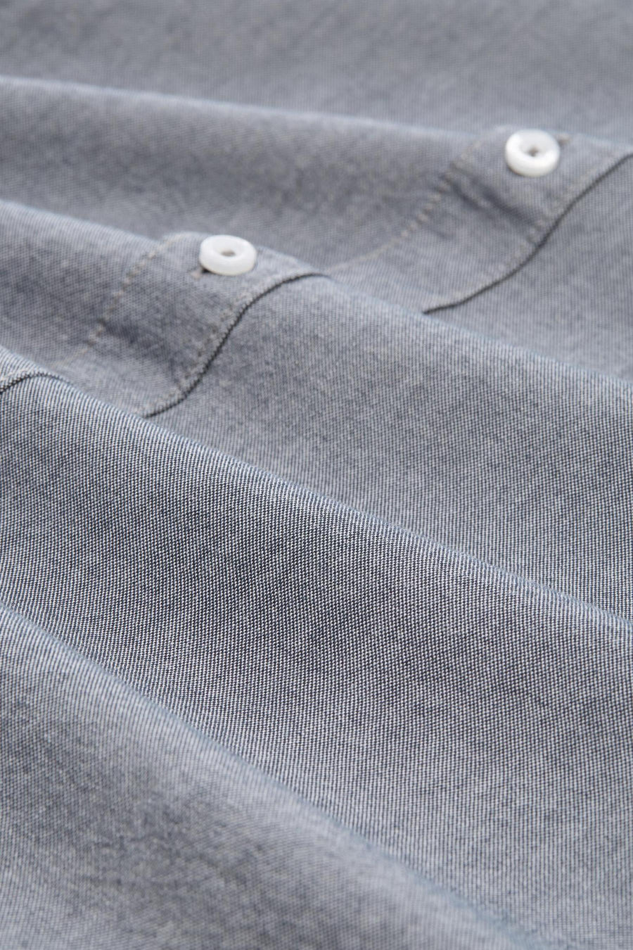 Chemise à manches longues bleue en coton de Tom Tailor, avec boutons blancs et texture subtile.