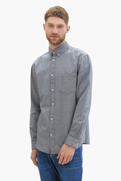 Chemise à manches longues bleue de Tom Tailor avec poche poitrine et détails boutonnés aux poignets.