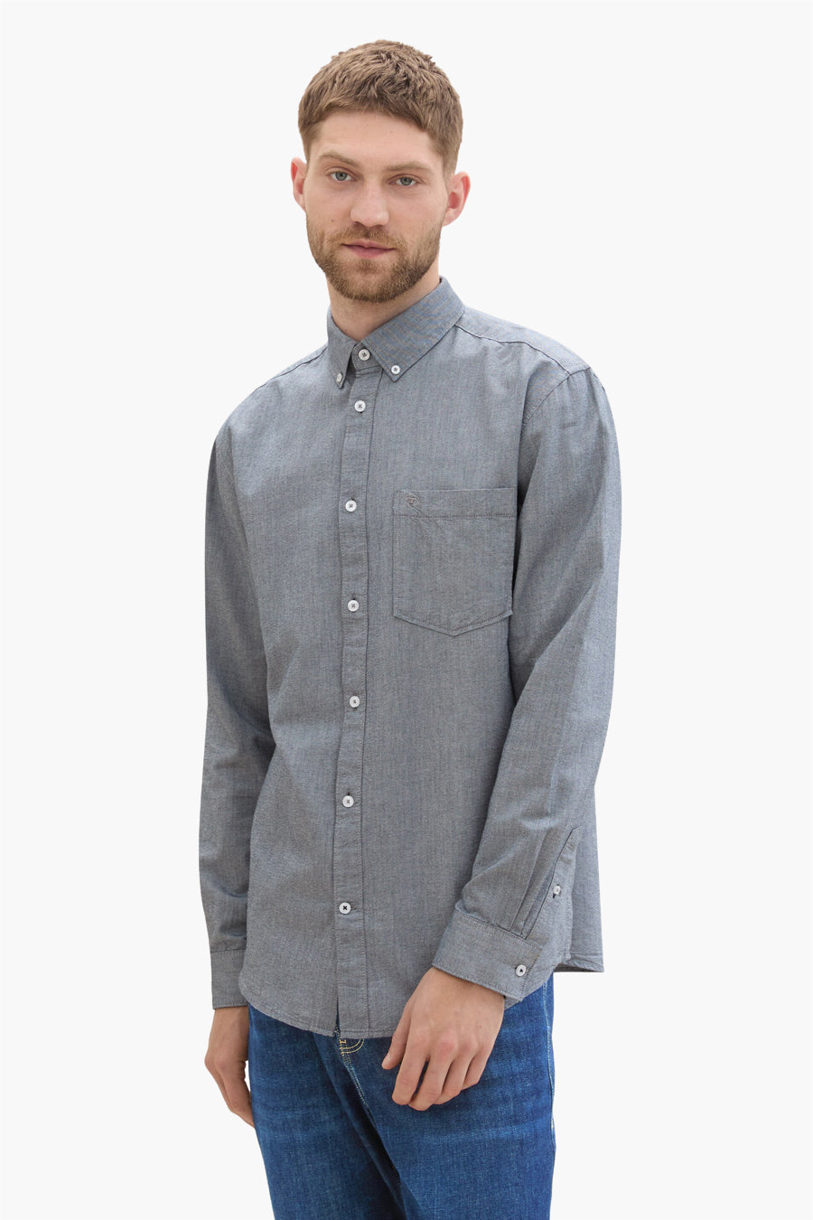 Chemise à manches longues bleue de Tom Tailor avec poche poitrine et détails boutonnés aux poignets.