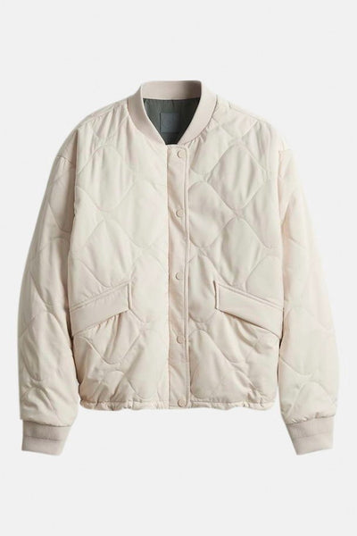 Veste courte écru d'OPUS, matelassée à motif losanges, avec des poches plaquées.