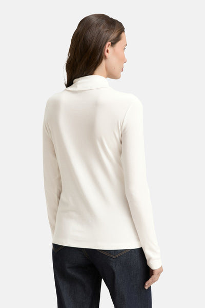 Witte T-shirt met lange mouwen van Tom Tailor, gedragen met een donkerblauwe jeans, achtergezicht.