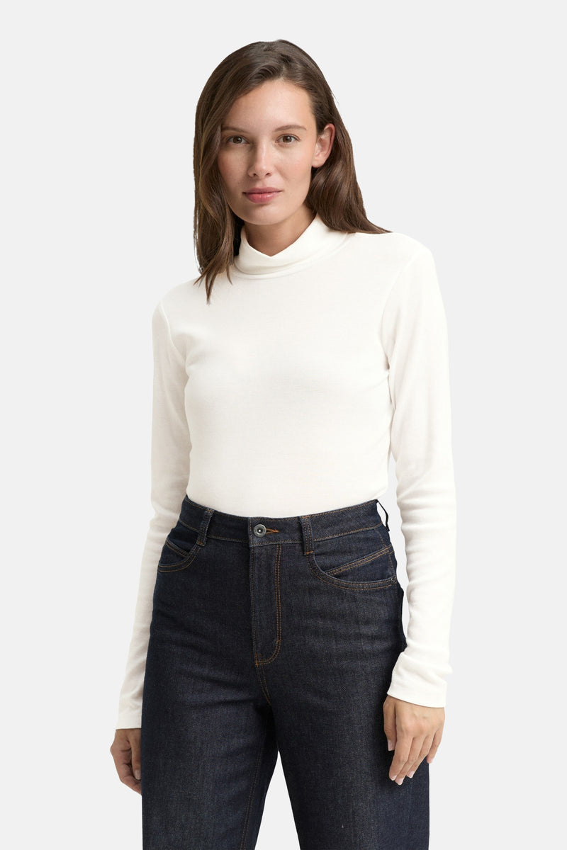 Witte T-shirt met lange mouwen van Tom Tailor, gedragen met een donkere jeans met hoge taille.