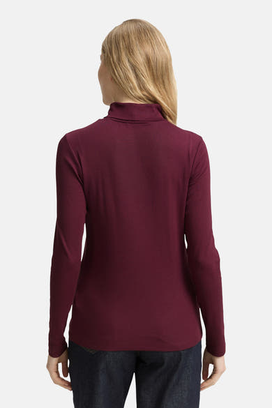Bordeaux T-shirt met lange mouwen van Tom Tailor, gedragen met een spijkerbroek, achtergezicht.