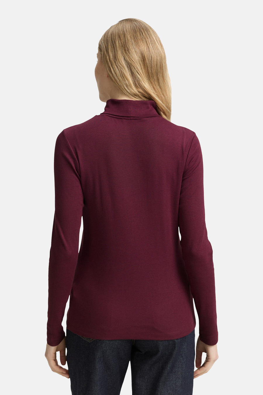 Bordeaux T-shirt met lange mouwen van Tom Tailor, gedragen met een spijkerbroek, achtergezicht.