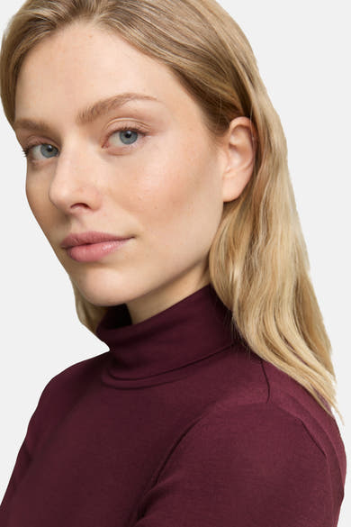Bordeaux T-shirt met lange mouwen van Tom Tailor, gedragen met een coltrui.