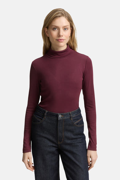 Bordeaux T-shirt met lange mouwen van Tom Tailor, gedragen met een donkerblauwe high-waist jeans.