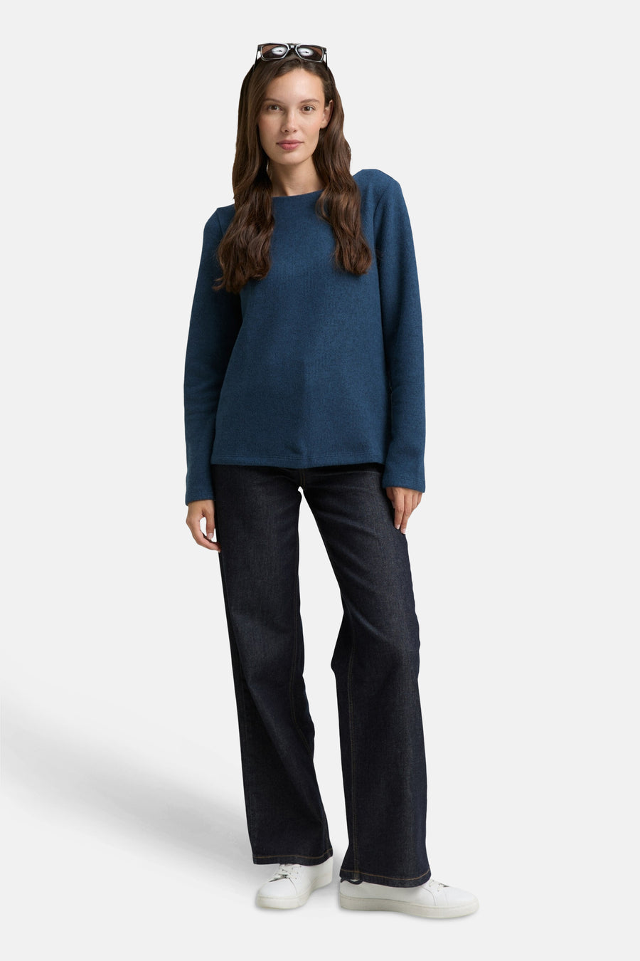 Blauwe ronde hals trui van Tom Tailor, gedragen met een wijde jeans en witte sneakers.