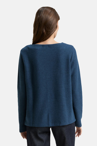 Ronde hals blauwe trui van Tom Tailor, achterkant, met fijne gebreide textuur.