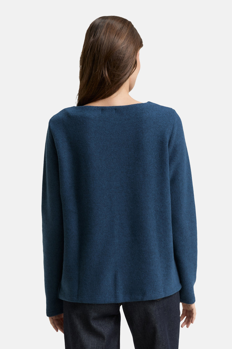 Ronde hals blauwe trui van Tom Tailor, achterkant, met fijne gebreide textuur.
