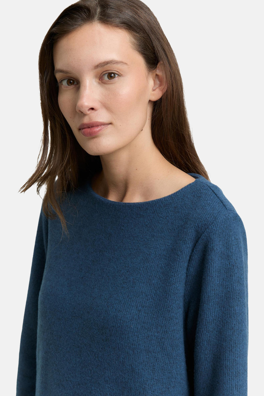 Ronde hals blauwe trui van Tom Tailor, fijngebreid gedragen door een vrouw.
