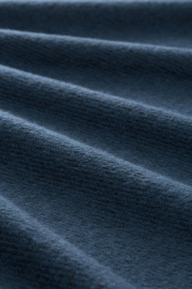 Ronde hals blauwe trui van Tom Tailor, met een zachte textuur en delicate plooien.