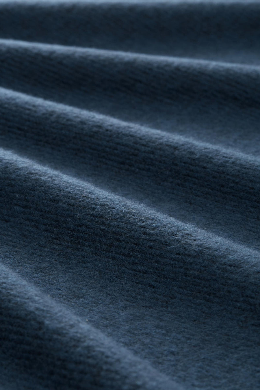 Ronde hals blauwe trui van Tom Tailor, met een zachte textuur en delicate plooien.