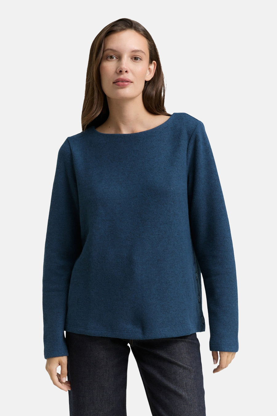 Ronde hals blauwe trui van Tom Tailor, met decoratieve knopen aan de zijkant en lange mouwen.