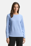 Ronde hals trui blauw van Tom Tailor, gedragen met een effen zwarte broek.