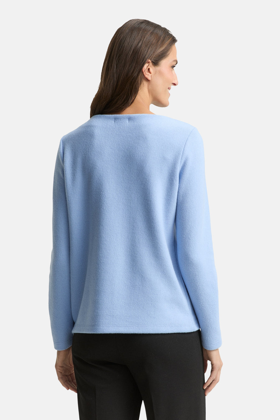 Ronde hals trui blauw van Tom Tailor, in fijne brei, gedragen met een zwarte broek.