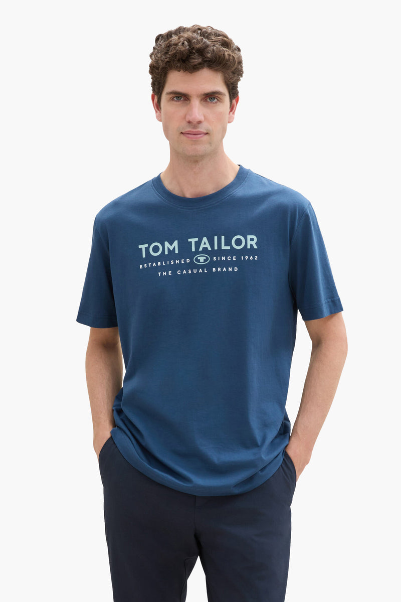 T-shirt bleu à manches courtes de Tom Tailor, porté avec un pantalon marine.
