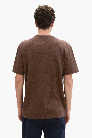 Bruin gemêleerd T-shirt met korte mouwen van Tom Tailor, achterkant, gedragen met een marineblauwe broek.