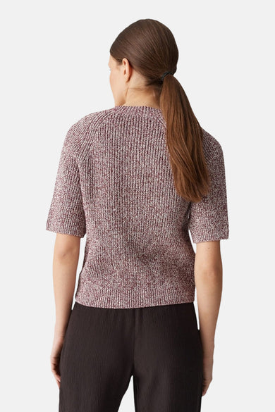 Gilet rouge en tricot par OPUS, porté avec un pantalon noir texturé, vue de dos.