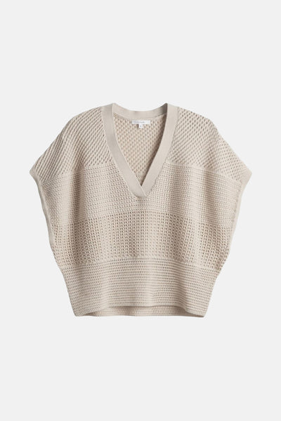 Pull écru en maille ajourée par OPUS avec encolure en V et coupe ample.
