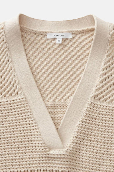 Pull écru en maille ajourée de OPUS, avec encolure en V et motif texturé.