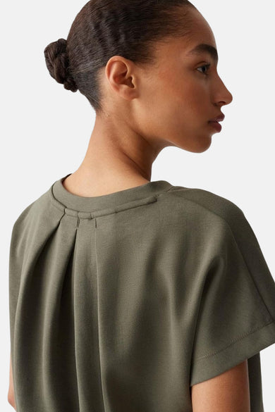 Sweat vert de OPUS, avec des plis décoratifs au dos et une encolure ronde.
