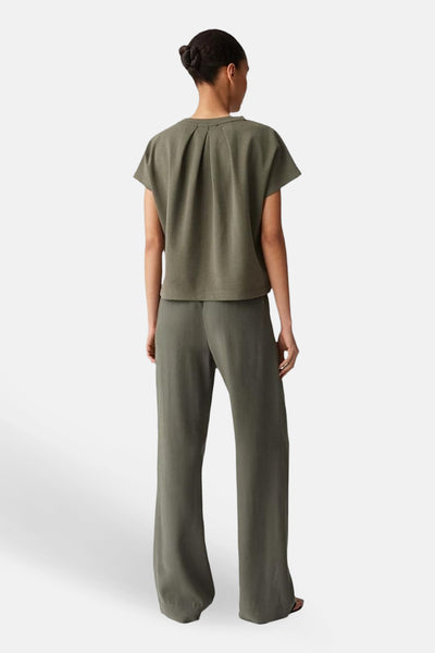 Sweat vert par OPUS, avec un détail de pli creux au dos et une coupe décontractée.