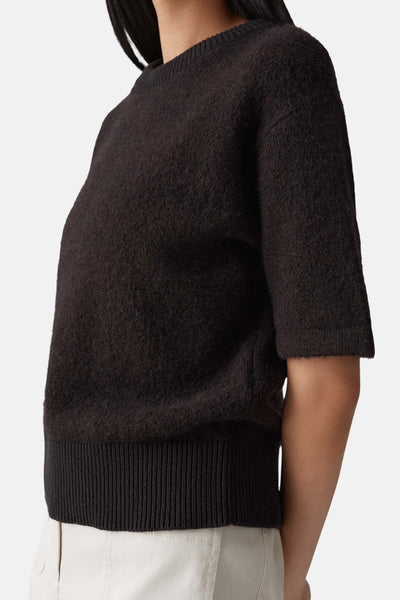 Pull brun à manches courtes de OPUS, avec texture douce et bordure côtelée, vue de côté.
